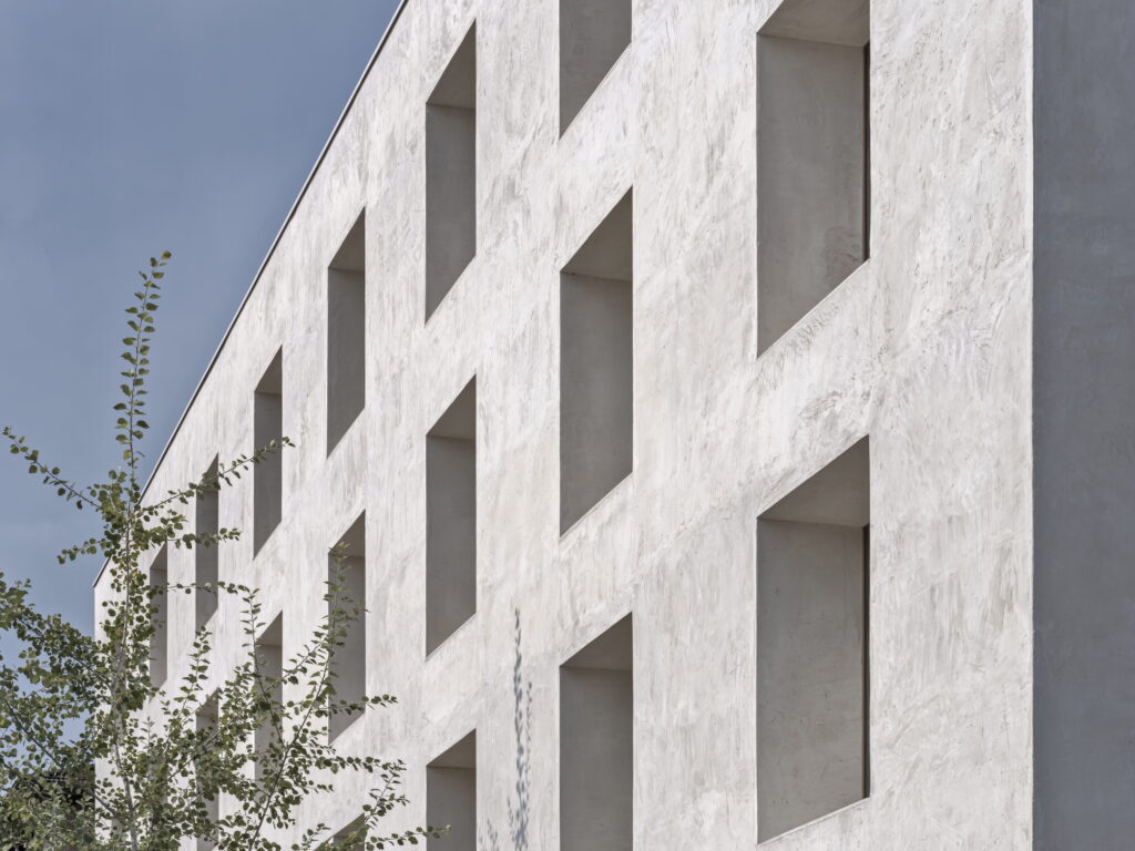 Die Aussenfassade des Bürogebäudes in Emmenweid mit Baum