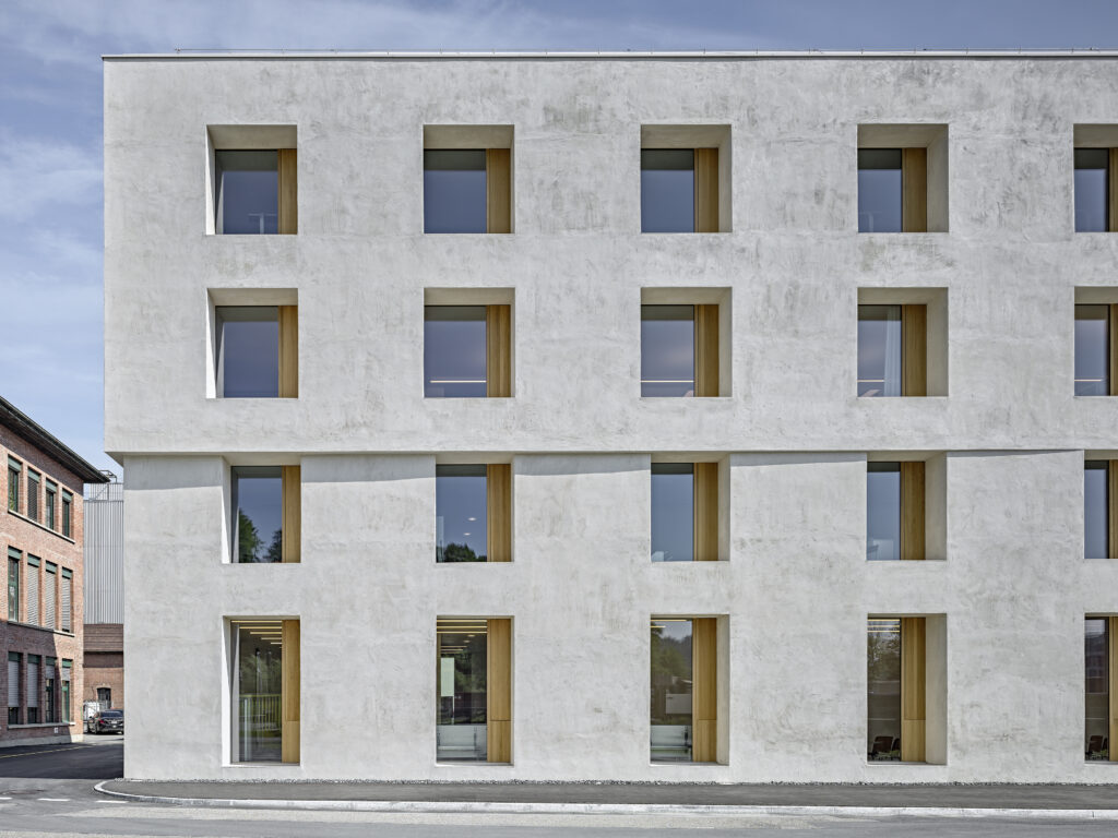 Die Aussenfassade des Bürogebäudes in Emmenweid