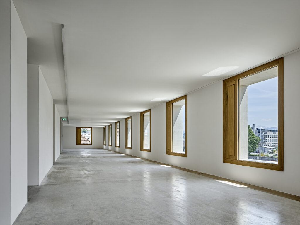 Der Innenraum des Bürogebäudes in Emmenweid mit Fensterfront